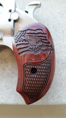 gbapa45410_grip_1.jpg BOND ARMS PATRIOT W/HOLSTER - 45LC/410 2.5" 3" S/S WOOD