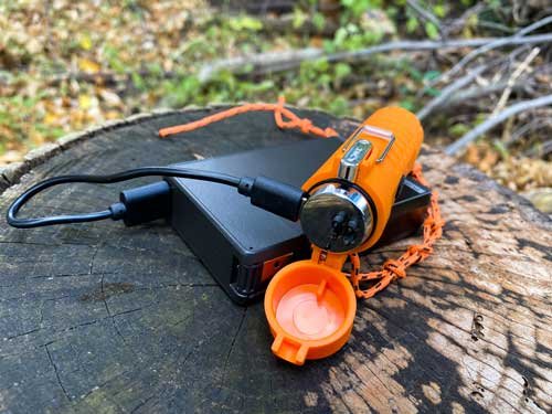 01401243_CHARGING.jpg ARB SOL FIRE LITE FUEL FREE - LIGHTER W/TINDER CORD LANYARD